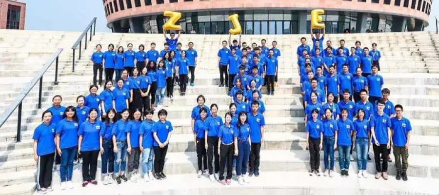 Students at Zje ceremony