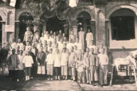 photo of staff for the ceremony of the new campus