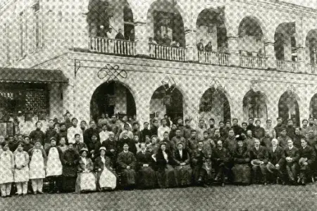 A photo of the staff gathered together outside the new hospital in Hangzhou