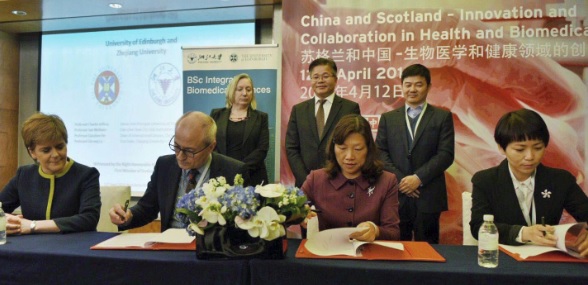 First Minister Nicola Sturgeon witnesses Vice Principal International Professor Charlie Jeffery sign the agreement.